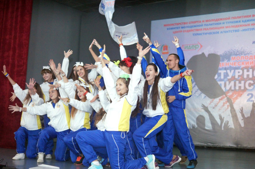 Студенты ВолГУ - участники  форума Культурное единство в Крыму.jpg